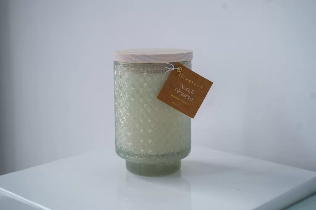 candle with essential oils 2