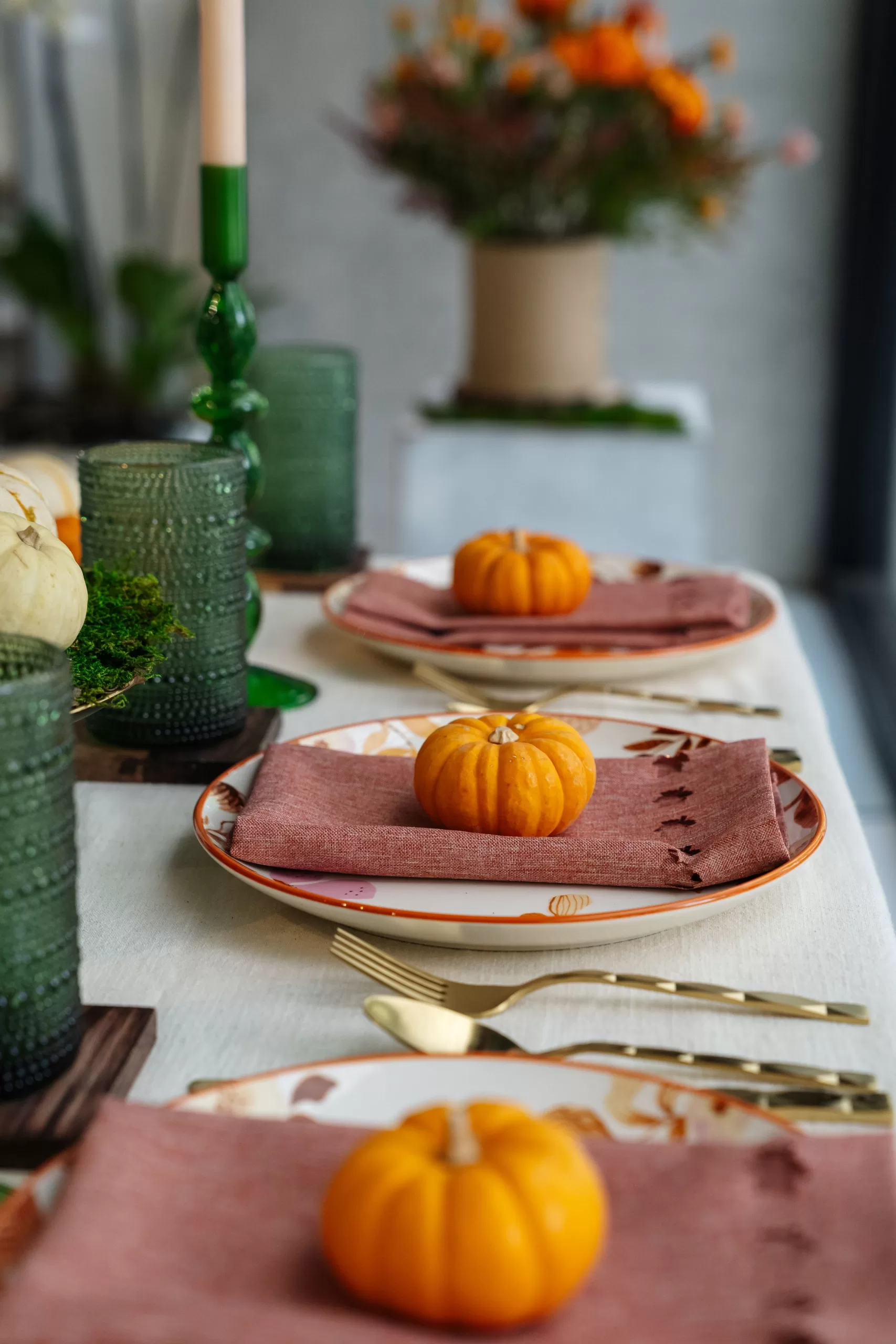 Thanksgiving Table Setting Ideas: Embracing Fall Colors with Real Flower Décor